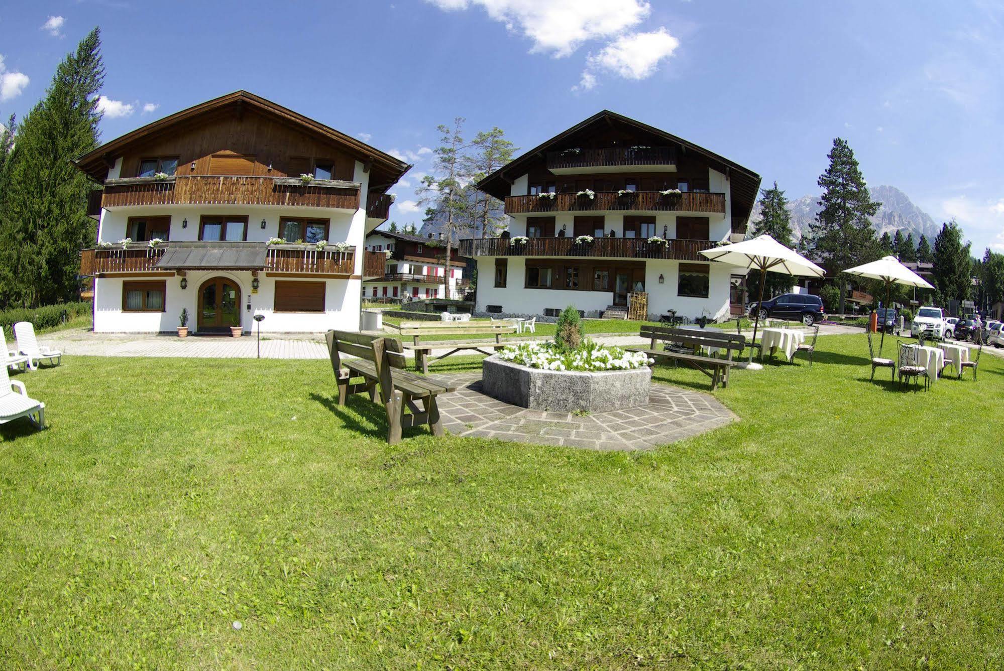 Hotel Capannina Cortina d'Ampezzo Buitenkant foto